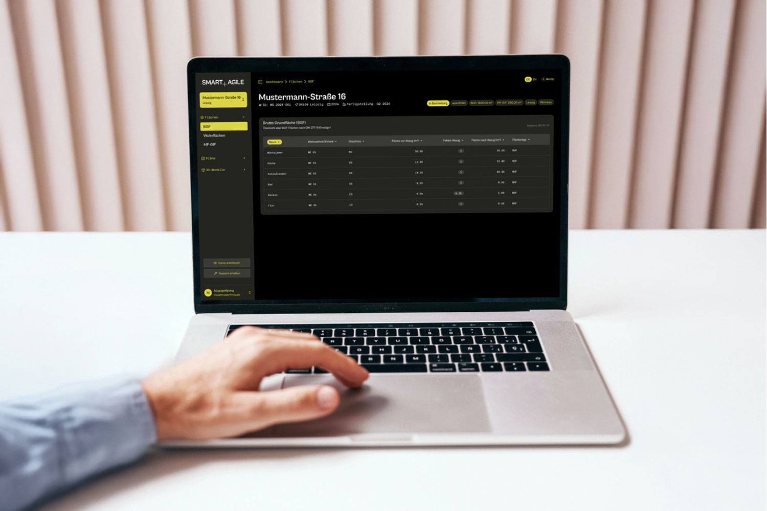 smart-agile-3d-aufmass-bergisch-gladbach-modellbasierte-daten-dokumentation-dashboard Laptop mit smart+agile Dashboard: BIM-basierte Gebäudedokumentation und BGF-Flächenübersicht für Mustermann-Straße 16.