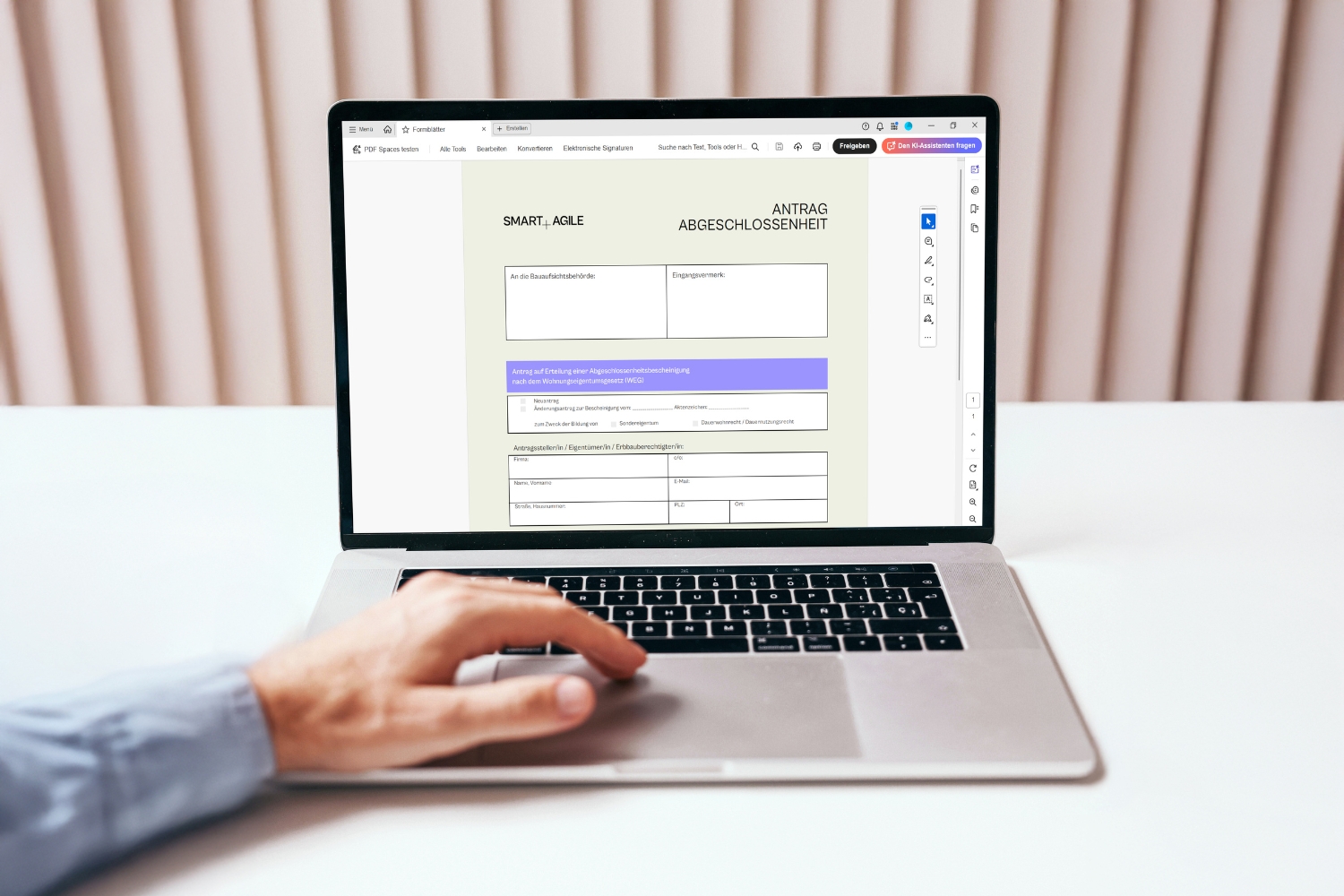smart-agile-antrag-abgeschlossenheitsbescheinigung-trier-antragsformular Digitaler Antrag auf Abgeschlossenheitsbescheinigung auf einem Laptop für die Wohnungsaufteilung